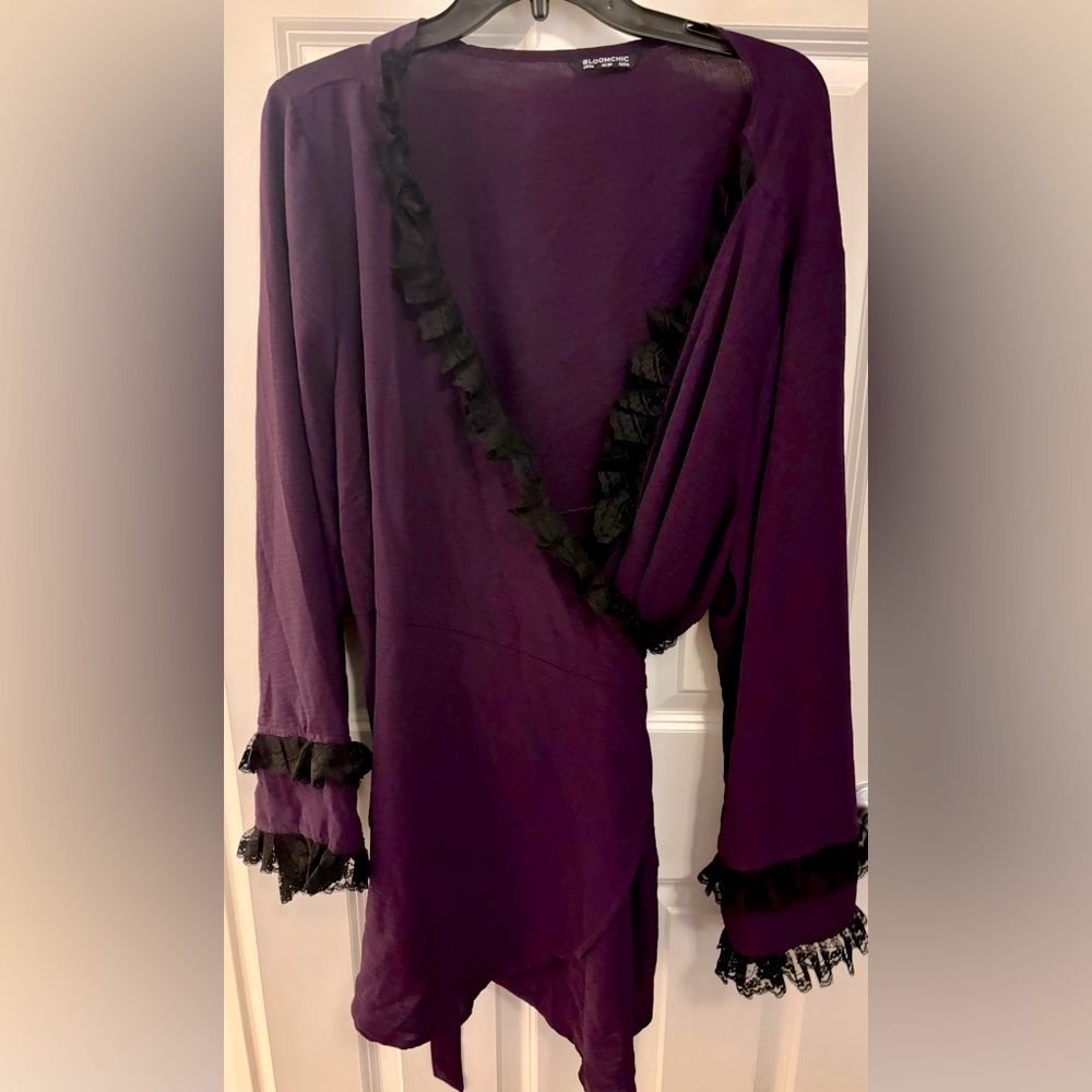 Bloomchic wrap shirt/jacket. Size 26 purple with black lace